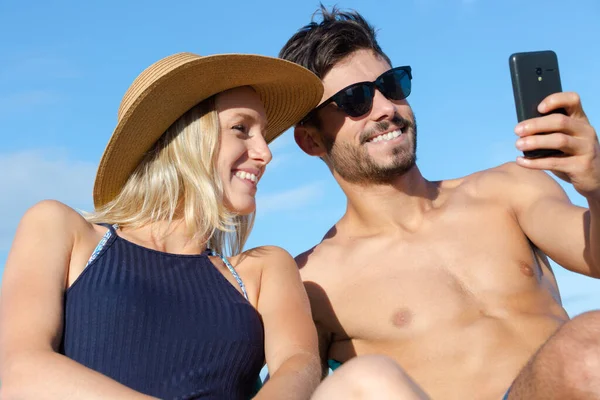 Casal Tomando Uma Selfie Praia — Fotografia de Stock