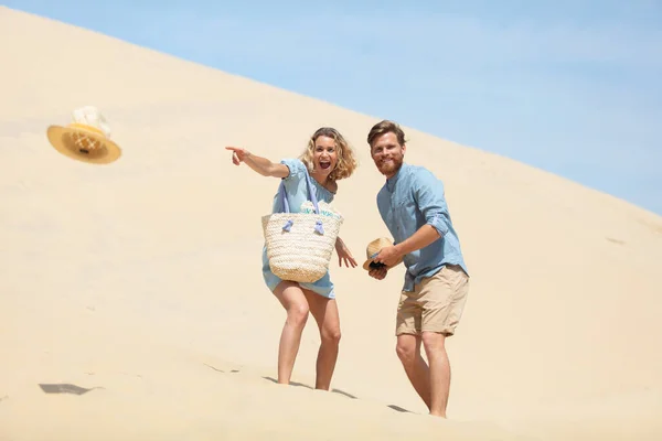 Paar Liefde Genieten Van Duinen Aan Het Strand — Stockfoto