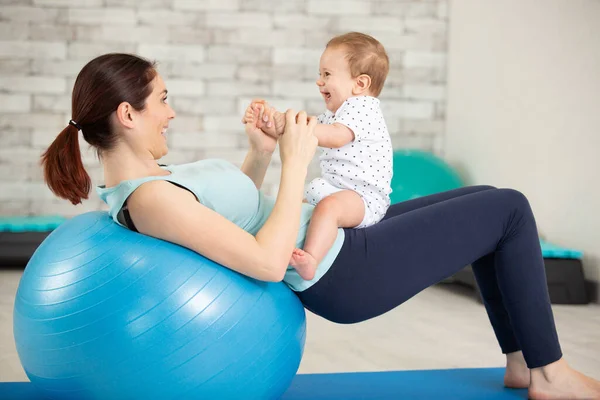 Vrouw Mam Oefenen Yoga Met Haar Kind — Stockfoto