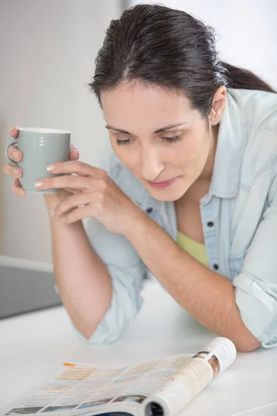 Kvinna Läser Tidning Samtidigt Koppla Med Varm Drink — Stockfoto