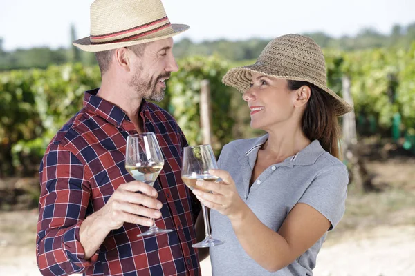Lyckligt Par Dricker Vin Vid Sjön Sommaren — Stockfoto