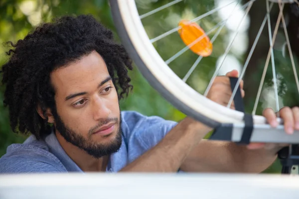 Jonge Koele Mannelijke Fietser Repareren Luchtkamer Van Fietswiel — Stockfoto