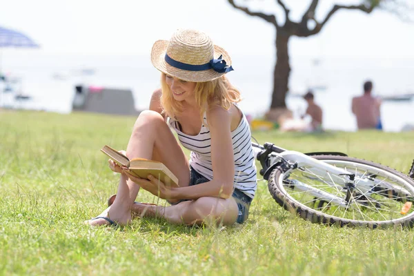 Woman Reading Park Bicycle Layed Her — Stock Photo, Image