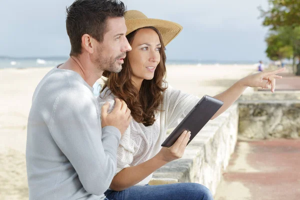 Pareja Ropa Casual Apuntando Algo — Foto de Stock