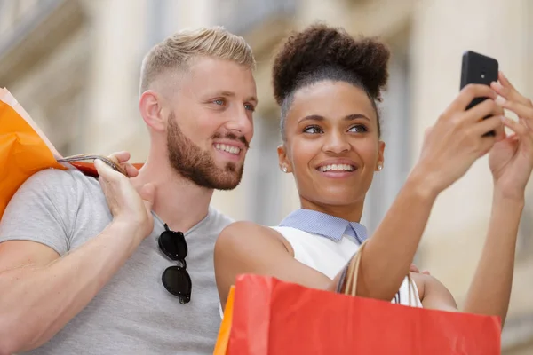 Felice Coppia Prendendo Selfie Nel Centro Commerciale — Foto Stock