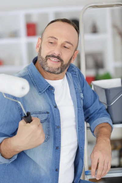 Mann Streicht Weiße Wände Seiner Wohnung — Stockfoto