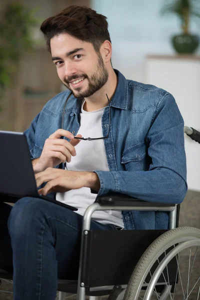 Jovem Deficiente Sentado Cadeira Rodas Usando Laptop — Fotografia de Stock