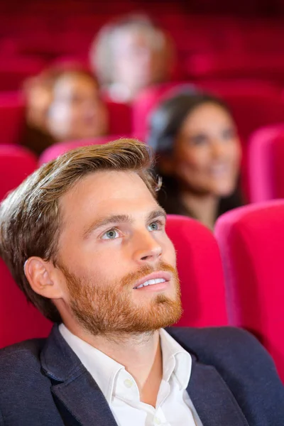 Genç Adam Sinema Salonunda Komedi Izliyor — Stok fotoğraf