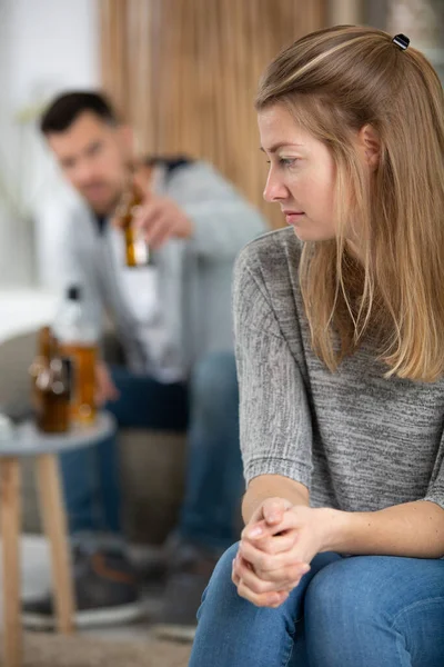 Emotionele Boze Jonge Vrouw Met Alcoholische Echtgenoot — Stockfoto