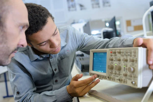 Ipari Technikus Ellenőrzése Meghibásodott Modul — Stock Fotó