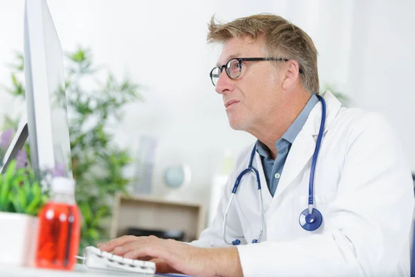 Senior Doctor Office Desk — Stock Photo, Image