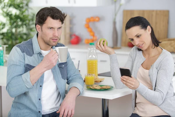 2人で電話で朝食を — ストック写真