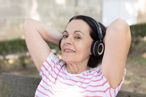 Šťastná Seniorka Poslouchající Heaphones — Stock fotografie