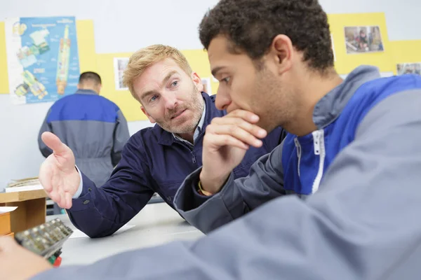 Twee Mannen Productie Van — Stockfoto