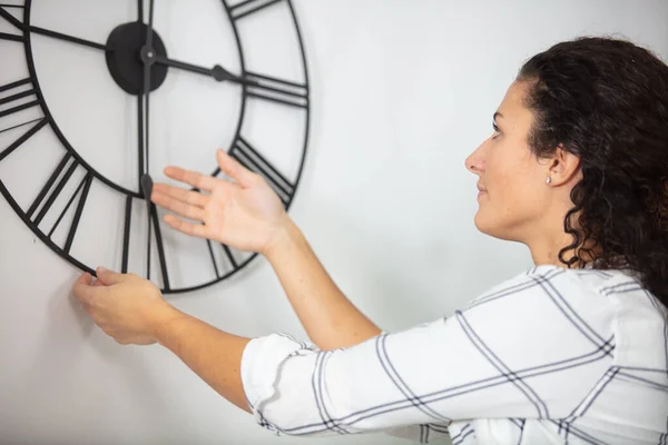 Μια Γυναίκα Που Απλώνει Χέρια Της Στο Ρολόι Τοίχου — Φωτογραφία Αρχείου