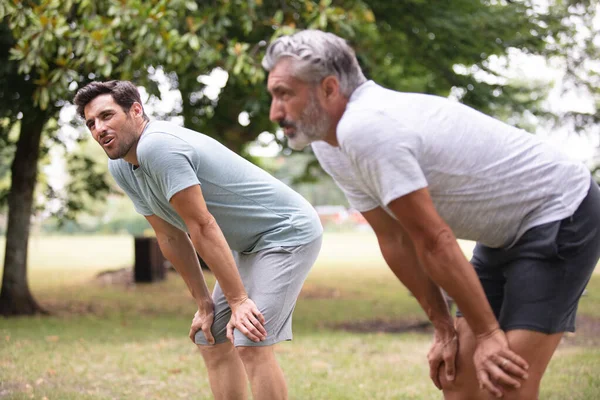 Son Och Senior Löpare Vilar Utanför — Stockfoto