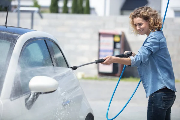 Jonge Vrouw Schoonmaken Van Haar Auto Een Self Service Cabine — Stockfoto