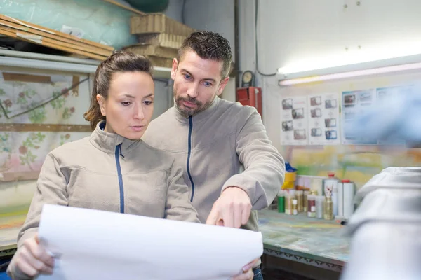 Uomo Donna Stanno Controllando Disegno Sul Cantiere — Foto Stock