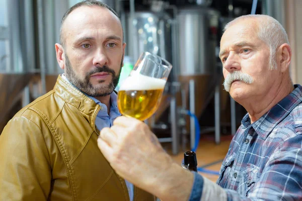 Παρασκευαστής Και Διευθυντής Δοκιμάζοντας Μπύρα Στο Ζυθοποιείο — Φωτογραφία Αρχείου