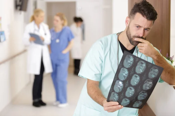 Radiologista Médico Olhando Para Imagens Raios — Fotografia de Stock