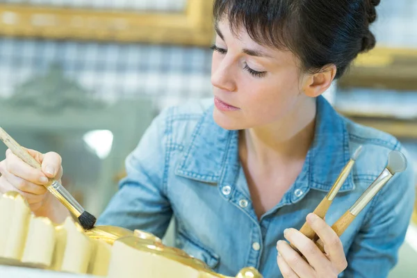 Mujer Pintando Marco —  Fotos de Stock