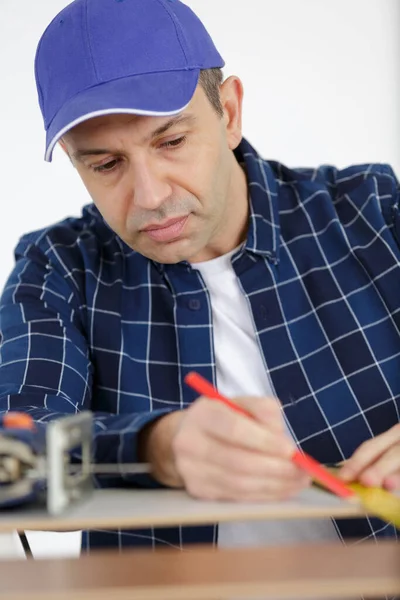 Hombre Trabajando Con Cinta Métrica Madera Marcando Con Lápiz — Foto de Stock