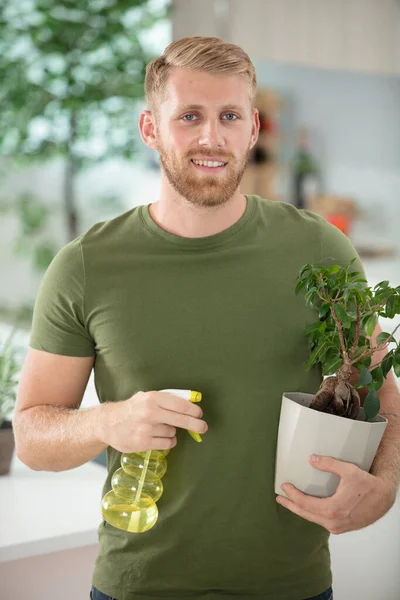 英俊而细心的男人照顾植物 — 图库照片