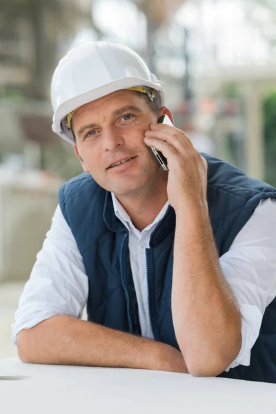 Trabalhador Macacão Capacete Branco Telefone — Fotografia de Stock