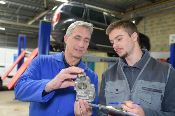 Student Mit Lehrer Repariert Während Der Ausbildung Ein Auto — Stockfoto