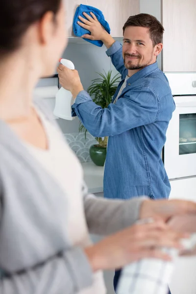 Pareja Divierte Mientras Hace Limpieza Casa —  Fotos de Stock