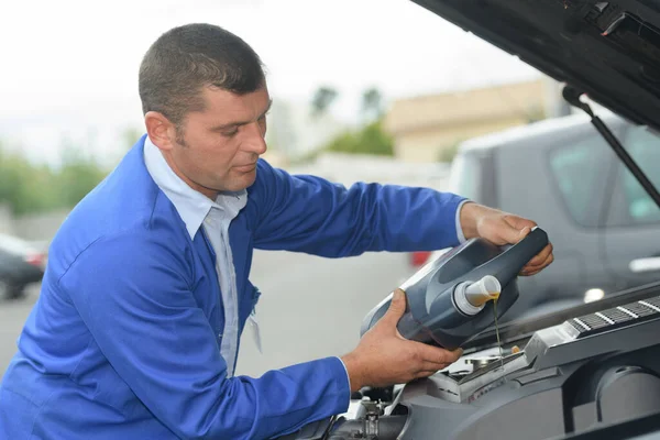 Mechanisch Controleren Oliepeil Een Autowerkplaats — Stockfoto