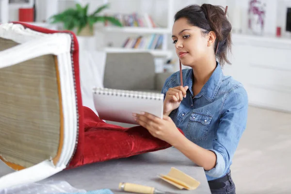 Vrouw Stofferen Stoel Zoek Naar Notebook Voor Inspiratie — Stockfoto