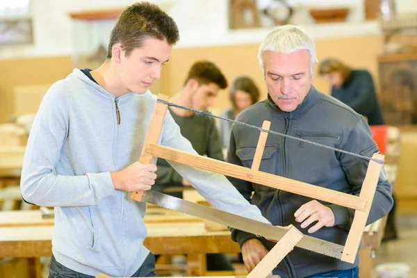 Jonge Man Senior Begeleiden Van Jeugd — Stockfoto