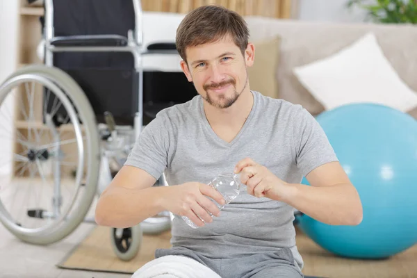 Disabilitare Uomo Facendo Esercizi Sul Pavimento — Foto Stock