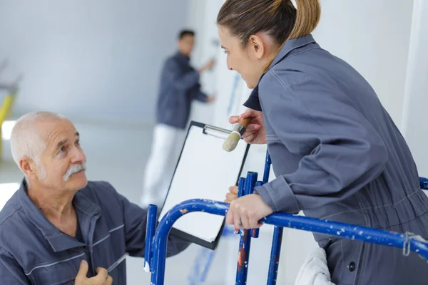 Industriële Schilderkunst Voorman Houden Klembord Praten Met Werknemer — Stockfoto