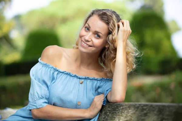 Loira Sorrindo Mulher Sentada Banco Parque — Fotografia de Stock