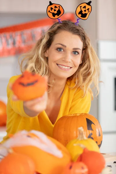 Primo Piano Donna Con Zucche Casa — Foto Stock