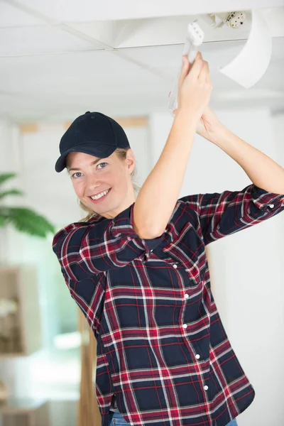 Frau Ersetzt Glühbirne Hause — Stockfoto