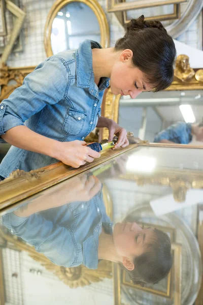 Genç Bir Kadın Vekil Eski Bir Aynayı Ölçüyor — Stok fotoğraf
