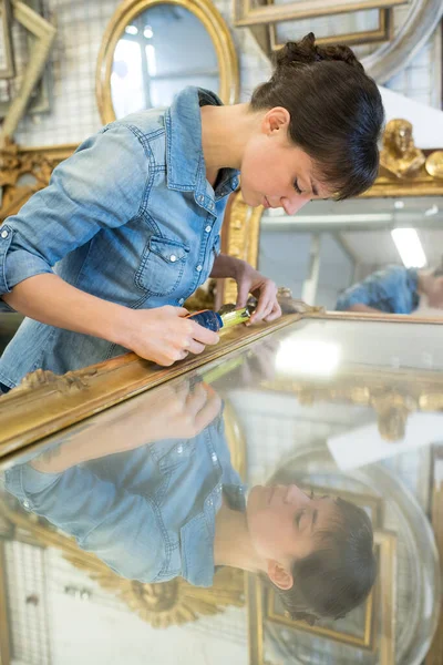 Junge Restauratorin Misst Einen Alten Spiegel — Stockfoto