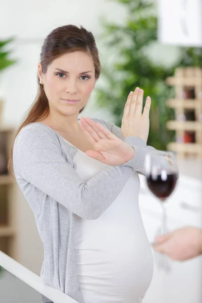 Gravid Kvinna Vägrar Vin Med Arm Gest — Stockfoto