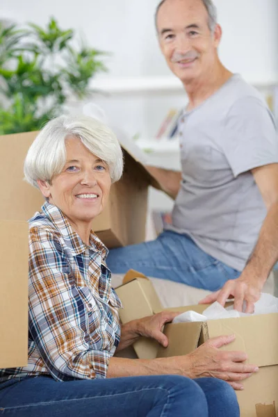 Gelukkig Senior Paar Verpakking Kartonnen Doos — Stockfoto