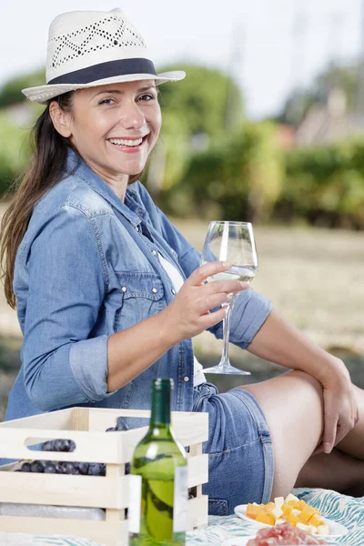 Glückliche Frau Hält Ein Glas Weißwein Weinberg — Stockfoto