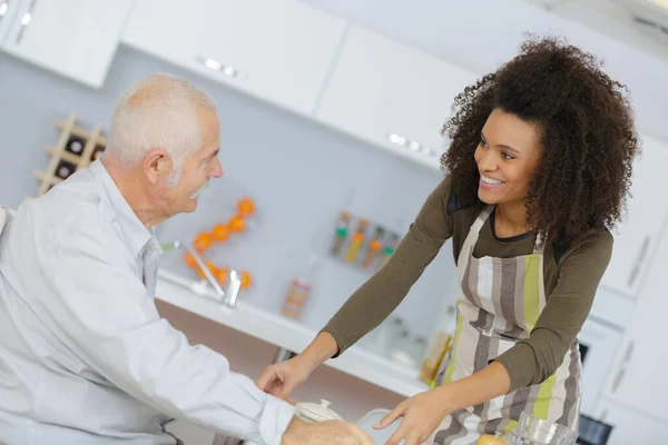 Gezondheidswerker Die Een Maaltijd Serveert Aan Een Oudere Patiënt — Stockfoto