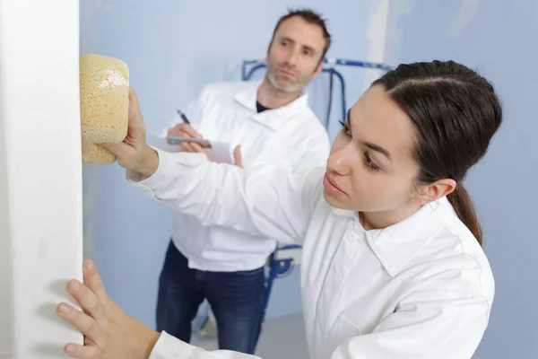 Een Schilder Met Een Vrouwelijke Leerling — Stockfoto