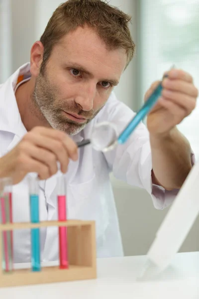 Hombre Comprobando Líquido Través Una Lupa — Foto de Stock