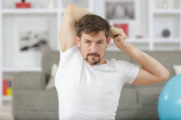 Portrait Beau Jeune Homme Étirant Bras Avant Exercice — Photo