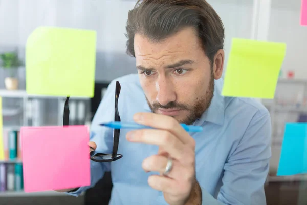 Homme Réfléchi Lisant Des Notes Collantes Dans Bureau — Photo