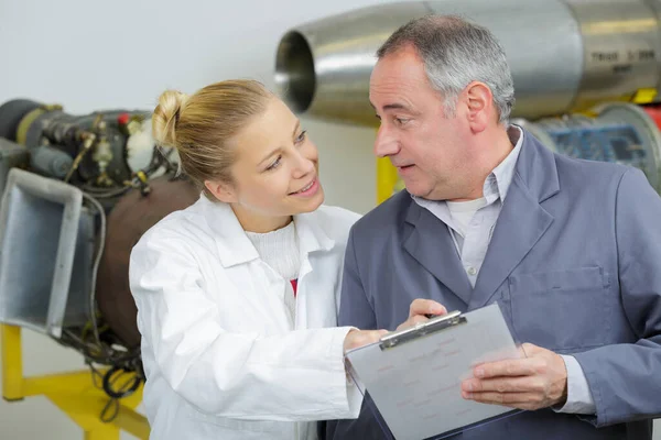 Jonge Vrouw Proberen Kijken Naar Klembord — Stockfoto