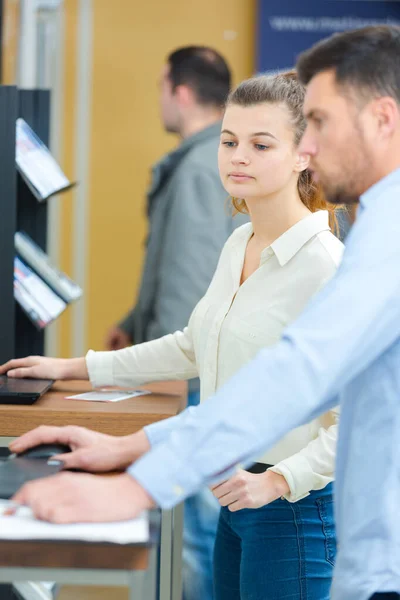 Twee Volwassen Studenten Werken Samen Met Behulp Van Laptop — Stockfoto